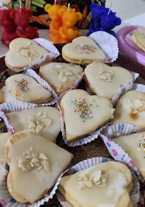 O poză a rețetei İnimioare (İşlere) cu cremă de lămâie și fondant alb.