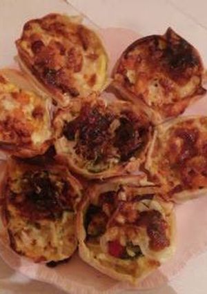 Una foto de Tartitas de calabacita, cebollas y zapallitos con morrones