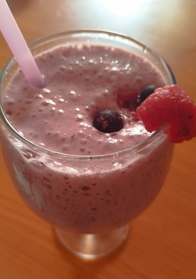 Una foto de Batido de frutas del bosque light 🫐🍓