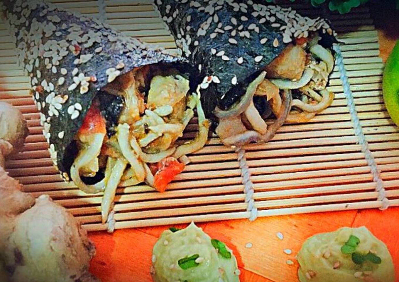 Cucurucho crujiente de Nori, atún y gulas con “mahonesa” de aguacate, lima y miel