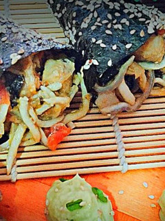Una foto de Cucurucho crujiente de Nori, atún y gulas con “mahonesa” de aguacate, lima y miel