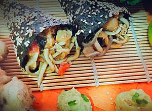 Foto principal de Cucurucho crujiente de Nori, atún y gulas con “mahonesa” de aguacate, lima y miel