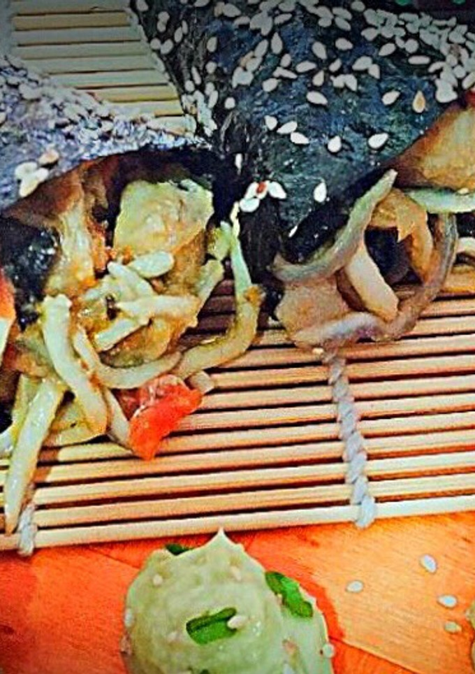 Una foto de Cucurucho crujiente de Nori, atún y gulas con “mahonesa” de aguacate, lima y miel