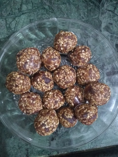 ખજૂર તલ લાડુ (Khajur Tal Laddu Recipe In Gujarati) રેસીપી મુખ્ય ફોટો