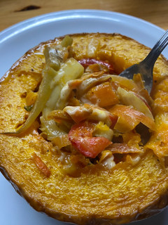 Una foto de Calabaza rellena de verduras y queso 🎃