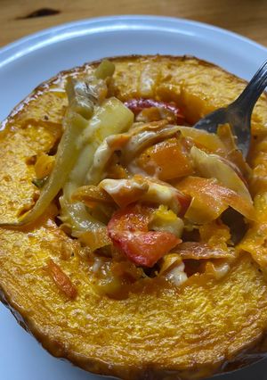 Una foto de Calabaza rellena de verduras y queso 🎃