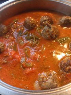 Una foto de Albóndigas mixtas con tomate