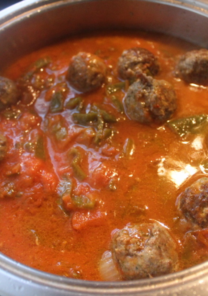 Una foto de Albóndigas mixtas con tomate