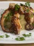 Polpo arricciato scottato con pure’di patate al brodo di polpo aromatizzato al basilico