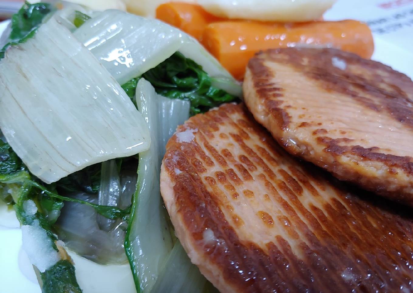 Hamburguesas salmón y verduras. Dieta diabética