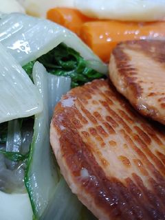 Una foto de Hamburguesas salmón y verduras. Dieta diabética
