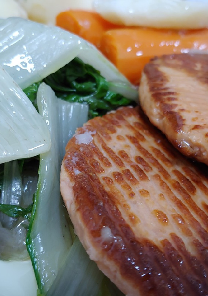 Una foto de Hamburguesas salmón y verduras. Dieta diabética