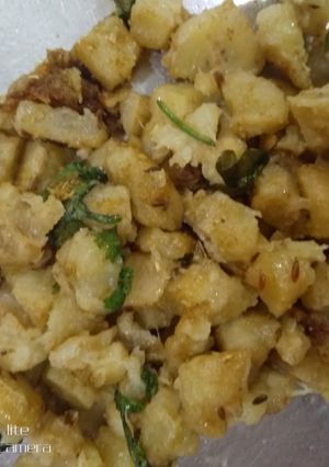 કાચા કેળા ની સુકીભાજી રેસીપી મુખ્ય ફોટો