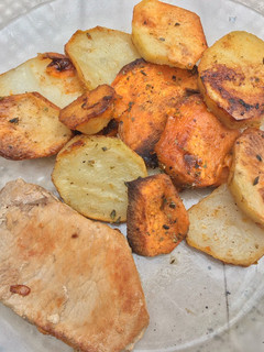 Una foto de PAPAS Y BONIATOS CON CHURRASCO DE CARRÉ DE CERDO 🥔🍗
