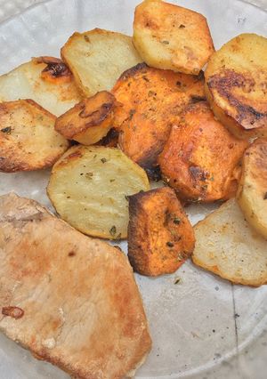 Una foto de PAPAS Y BONIATOS CON CHURRASCO DE CARRÉ DE CERDO 🥔🍗