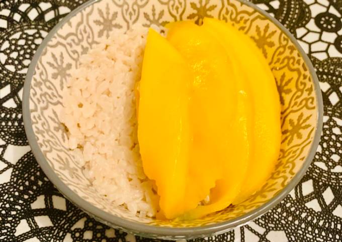 Mango sticky rice ou pudding thaïlandais au riz et lait de coco