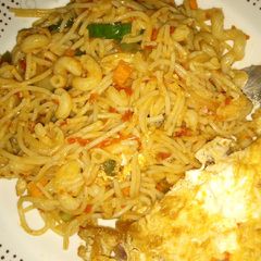 A picture of Spaghetti and macaroni veggies jellof.