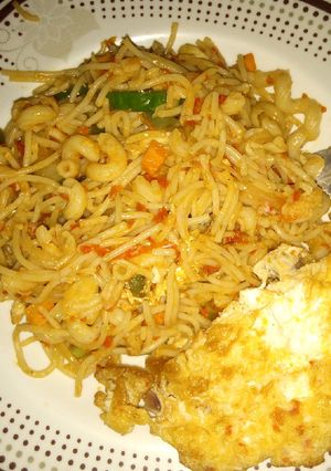 A picture of Spaghetti and macaroni veggies jellof.