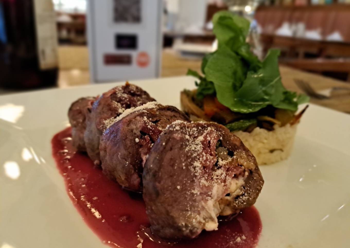 Medallones de res rellenos de queso crema tocineta y albahaca