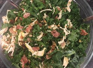 Una foto de 🥗 ENSALADA DE KALE, POLLO Y PROSCUITTO 🍽 🥬😋❤️