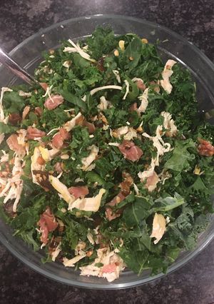 Una foto de 🥗 ENSALADA DE KALE, POLLO Y PROSCUITTO 🍽 🥬😋❤️