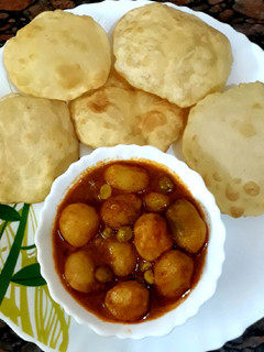 লুচি আলুর দম (luchi aloor dum recipe in bengali) রেসিপির প্রধান ছবি