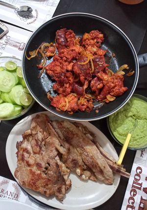 Una foto de Carne asada!!!🥩🥑🥒🍈