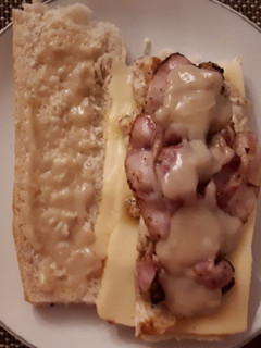 Una foto de Bocadillo de pollo, queso, bacon y salsa al whisky
