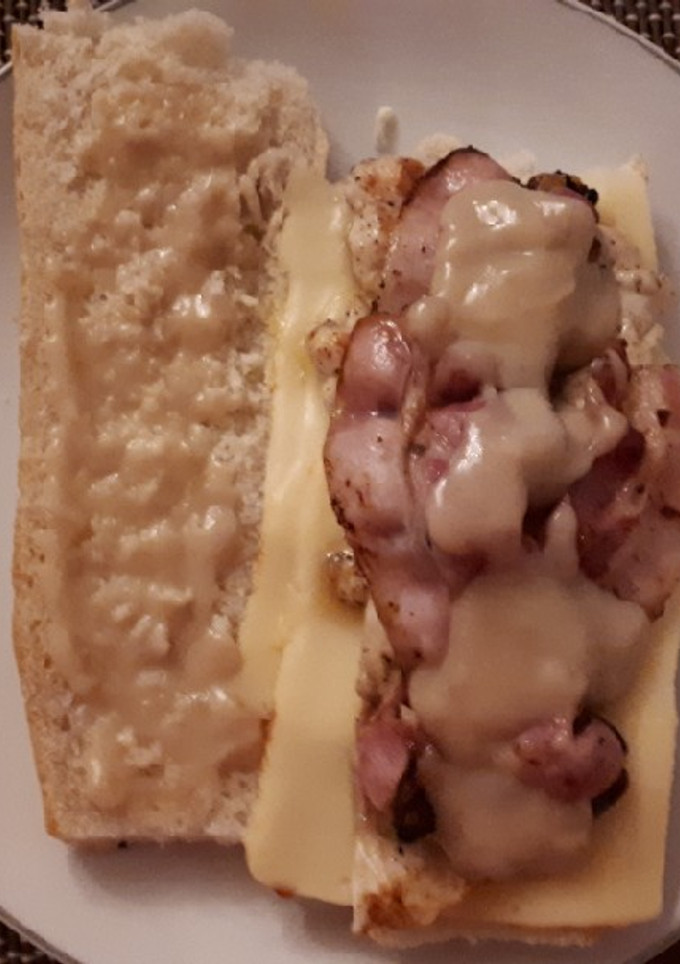 Una foto de Bocadillo de pollo, queso, bacon y salsa al whisky