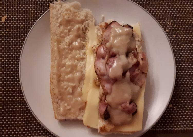 Bocadillo de pollo, queso, bacon y salsa al whisky