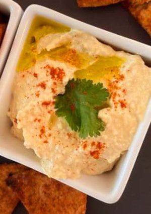 A picture of Garlic hummus.