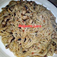 A picture of Spaghetti and beans.