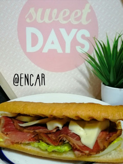 Una foto de Bocata de pastrami