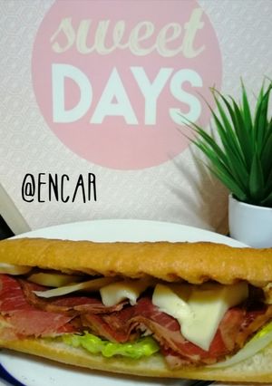 Una foto de Bocata de pastrami