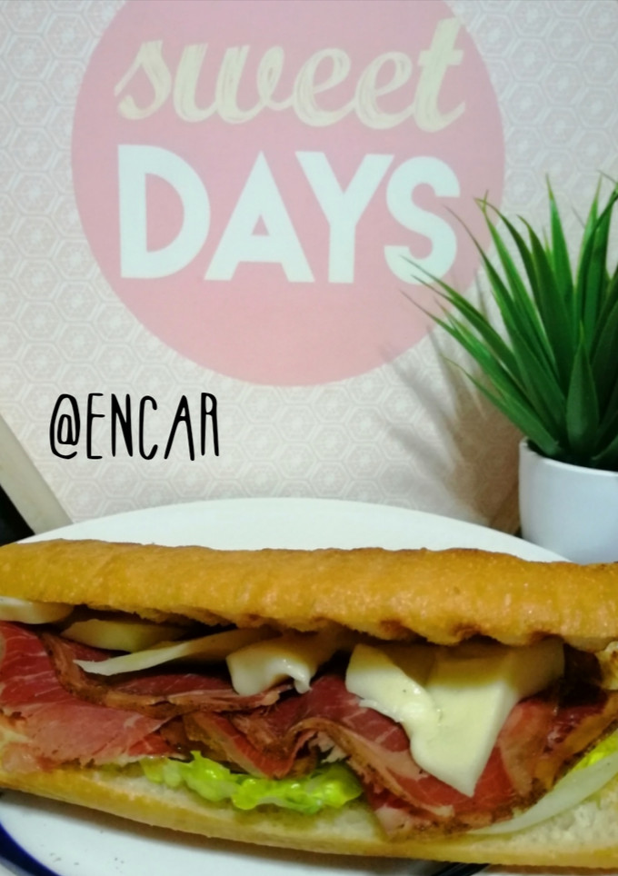 Una foto de Bocata de pastrami