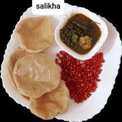 A picture of Green chana chole poori.