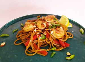 Una foto de Pad thai de langostinos