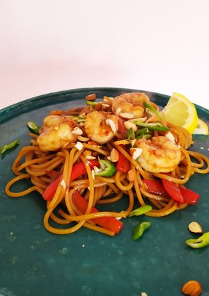 Una foto de Pad thai de langostinos