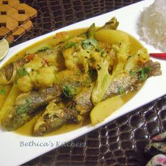 A picture of Aloo Phool Kophi diye Bata Maacher Jhol.