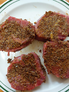 Una foto de Medallones de filete de res a la mostaza con chipotle