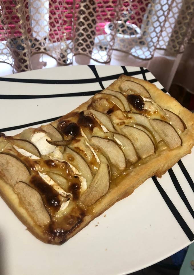 Груша з камамбером на листковому тісті 🍐