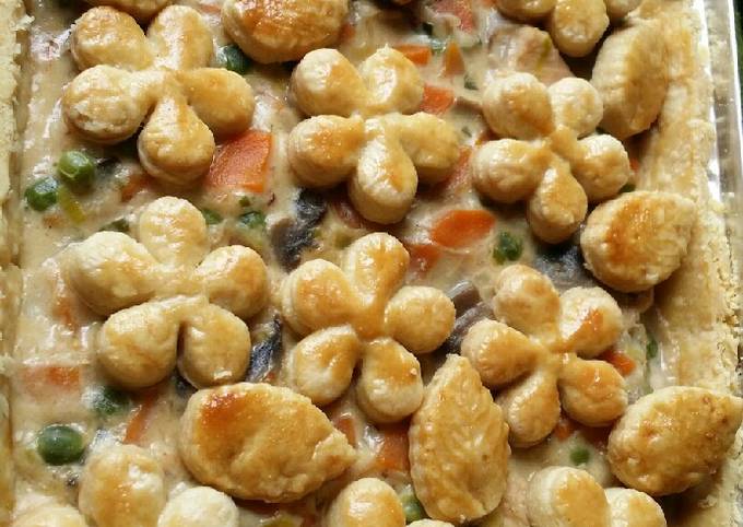 Creamy chicken and vegetable family pie