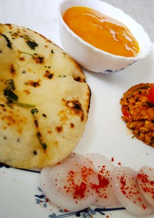 પનીર ભૂર્જી અને બટર નાન અને આમરસ રેસીપી મુખ્ય ફોટો