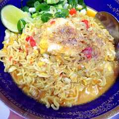 A picture of Mie rebus kari ayam spesial.
