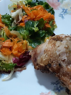 Una foto de Contramuslos de pollo en airfryer con ensalada