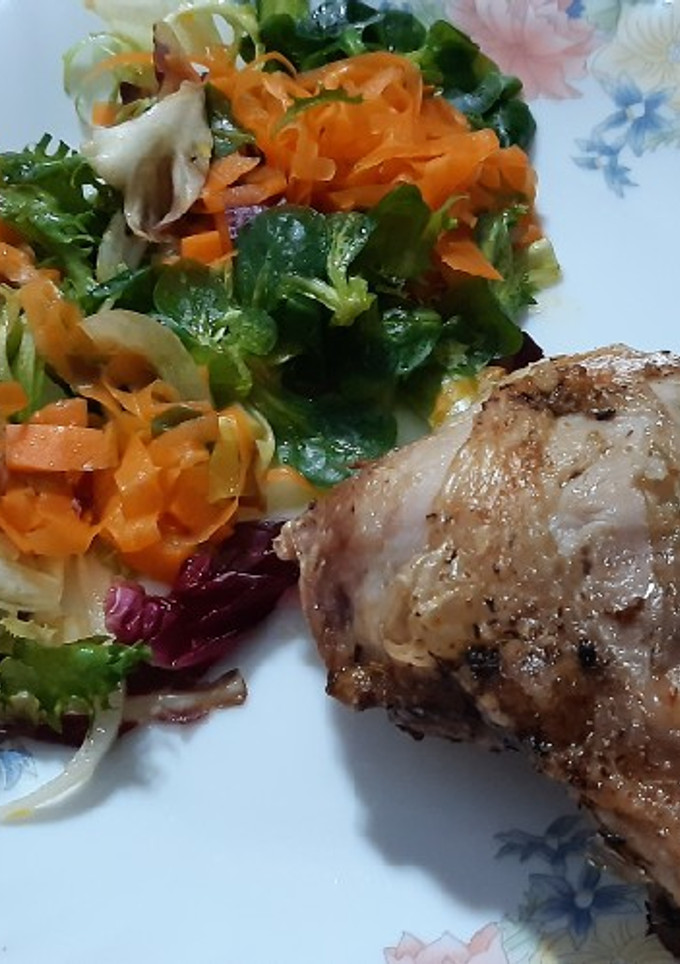 Una foto de Contramuslos de pollo en airfryer con ensalada