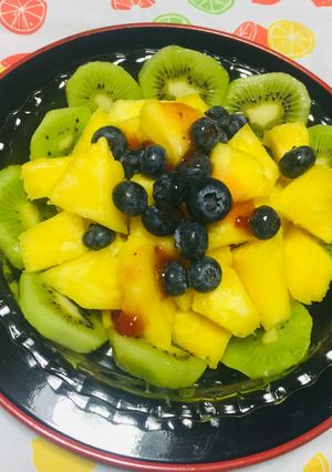 Una foto de Ensalada de piña con kiwi y arándanos !