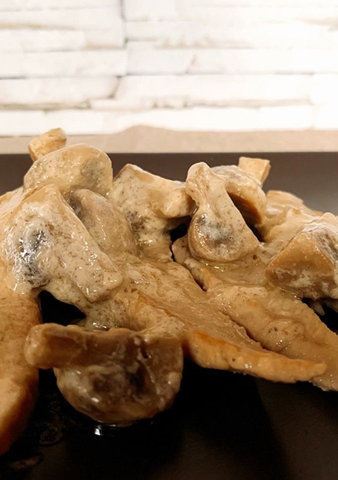 Una foto de Pechuga de pollo a la crema con champiñones