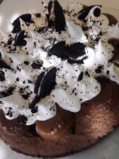 Una foto de Torta brownie con Oreos🙌