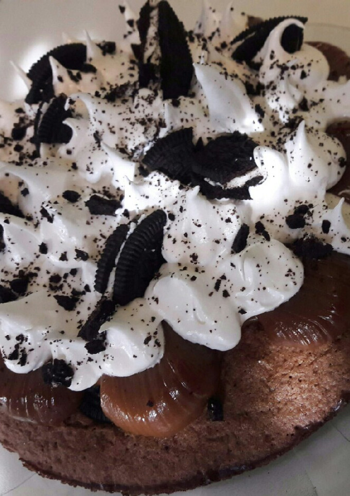 Una foto de Torta brownie con Oreos🙌